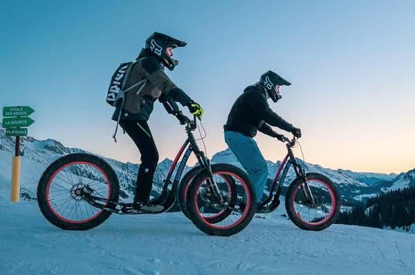 Descente sur neige en mountain trott