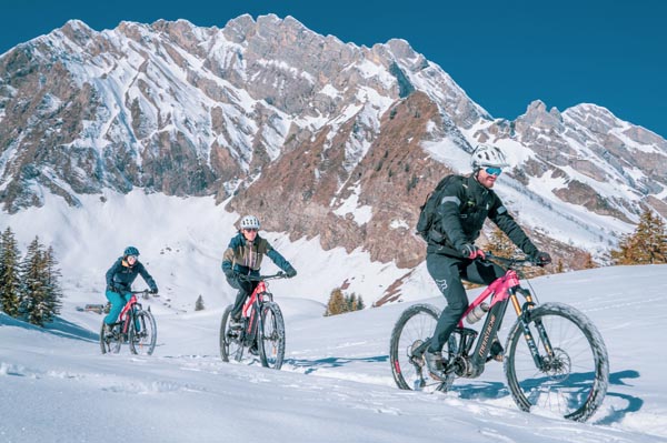 Rando à VTT électrique sur neige Alpes